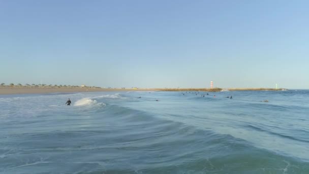 Серфери Чекають Океанічній Воді Наступної Великої Хвилі Щоб Наздогнати Португалію — стокове відео