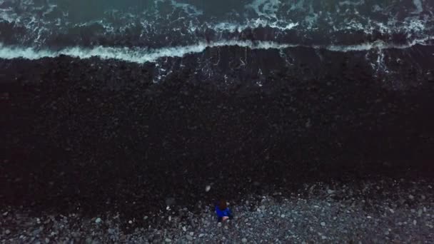 Luftaufnahme Eines Jungen Der Vulkanische Kieselsteine Ins Meer Wirft — Stockvideo