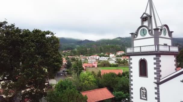Nsansız Hava Aracı Çan Kulesi Prazeres Kırsalında Uçuyor Madeira — Stok video
