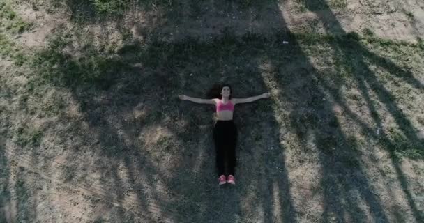 Ανερχόμενο Drone Shot Του Young Brunette Γυναίκα Που Βρίσκεται Στο — Αρχείο Βίντεο