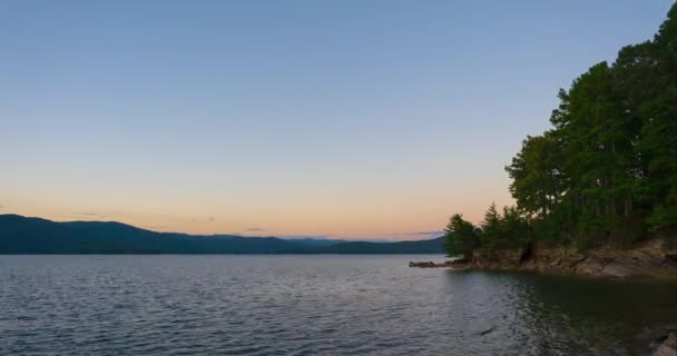 Crociere Barca Una Riva Rocciosa Tramonto Sul Lago Jocassee Salem — Video Stock