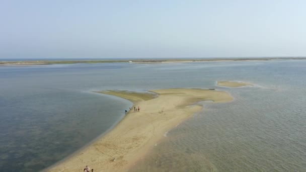 Люди Ходят Полосе Песка Посреди Океана Теплый Летний День Португальские — стоковое видео