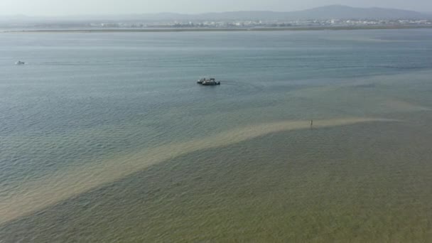 砂州に立っている一人は晴れた暖かい日に紺碧の海を航行する2隻の船を見て — ストック動画
