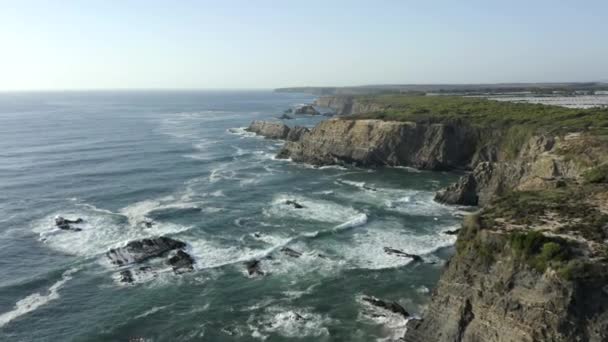 Falaises Étonnantes Zambujeira Avec Belles Vagues Écrasant Vers Les Falaises — Video