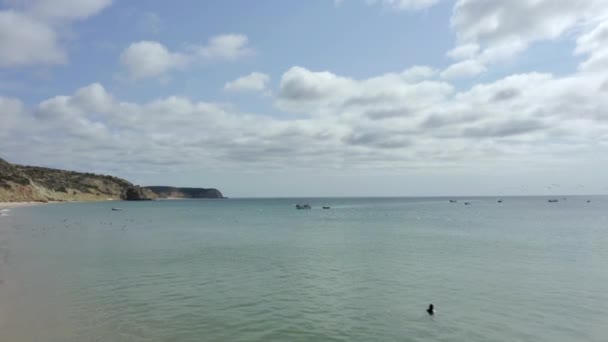 Härlig Varm Strand Med Fiskebåtar Som Ligger Ute Vattnet Med — Stockvideo