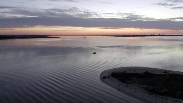 Úžasný Západ Slunce Nad Oceánem Osamělý Muž Pádlování Moře Malé — Stock video