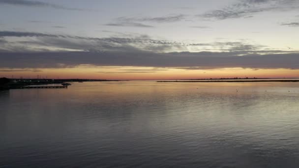 Vacker Solnedgång Över Havet Med Måsar Som Flyger Förbi Och — Stockvideo