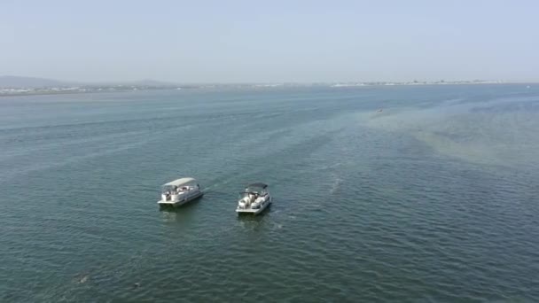 Dois Barcos Navegando Mar Lado Bancos Marinhos Águas Azuis Encantadoras — Vídeo de Stock