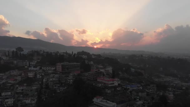 Vzdušný Hyperspád Nad Městem Shillong Během Západu Slunce — Stock video