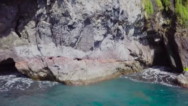 Drone Colpo Grotte Scogliere Sul Mare Con Onde Che Lambiscono — Video Stock