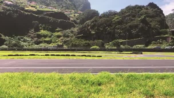 Pilotos Profissionais Acelerando Pista Corrida Dia Ensolarado Verão Kart Racing — Vídeo de Stock