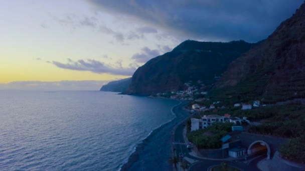 マダレナの穏やかな海を望む美しい夕日 Mar Madeira Island Portugal Blue Hour Airal Drone Pulback — ストック動画