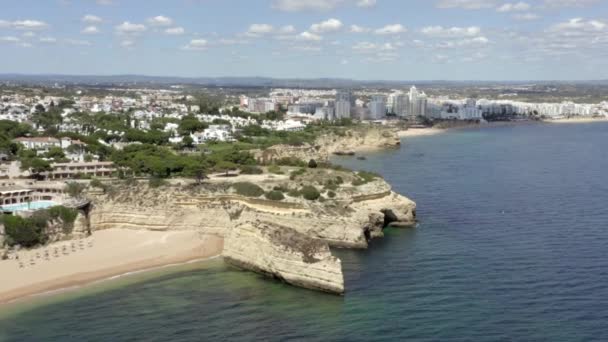 Drone Vuela Hacia Hermosos Hoteles Lujo Frente Mar Ver Propiedades — Vídeos de Stock