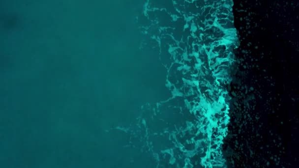 波が海岸に飛び出すターコイズブルーの海 空中ドローン トップダウンショット — ストック動画