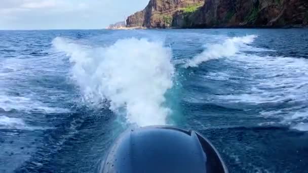 Buitenboordmotor Die Door Het Blauwe Zeewater Van Madeira Rijdt Omgeven — Stockvideo