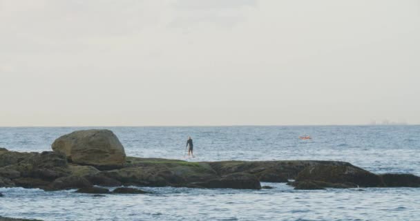 Person Paddle Board Rocky Ocean Coast Sydney Australia Telephoto View — Stock Video