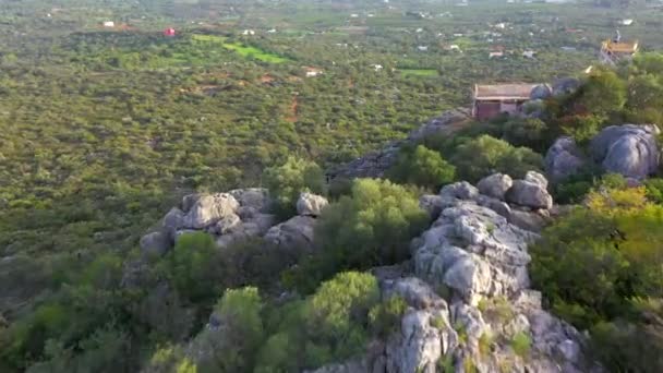 Drone Πετά Πάνω Από Βραχώδη Cliff Κατά Διάρκεια Της Ημέρας — Αρχείο Βίντεο