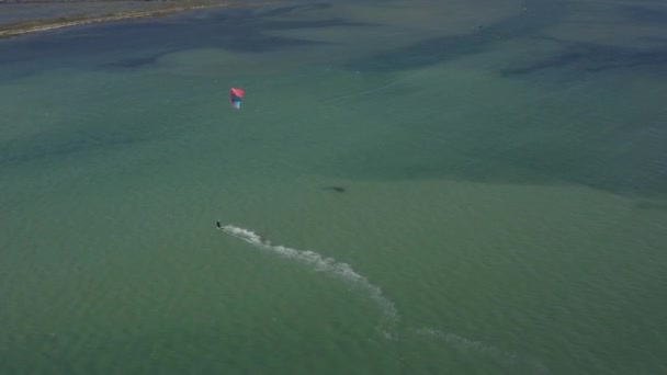 Seguindo Perto Depois Sobrevoando Kite Surfer Green Ocean Waters Drone — Vídeo de Stock