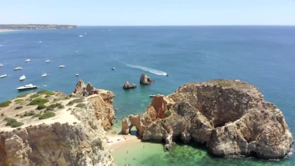 Drone Voa Sobre Formações Rochosas Épicas Oceanside Antes Encontrar Barco — Vídeo de Stock