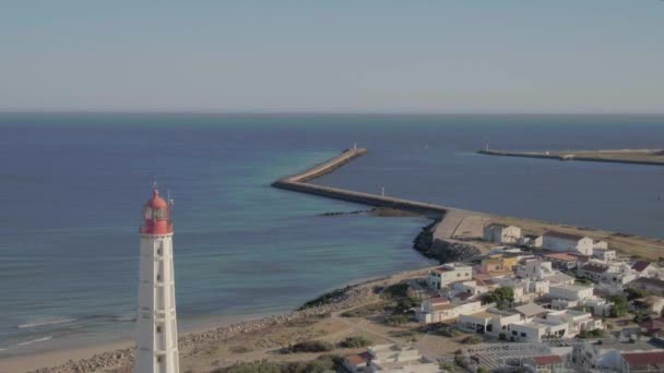 Passando Pelo Incrível Farol Cabo Santa Maria Sobre Cidade Costeira — Vídeo de Stock