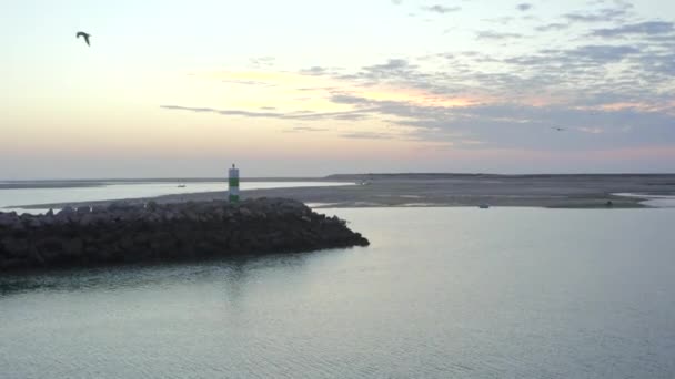 信じられないほどの無人機は 素晴らしい夕日の間に海に漕ぎボートパドルを見て海を見て男を過ぎて飛びます — ストック動画