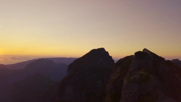 มมองพาโนรามาของพระอาท ตกเหน อเมฆท Pico Arieiro Madeira เหล อกระทะทางอากาศ — วีดีโอสต็อก