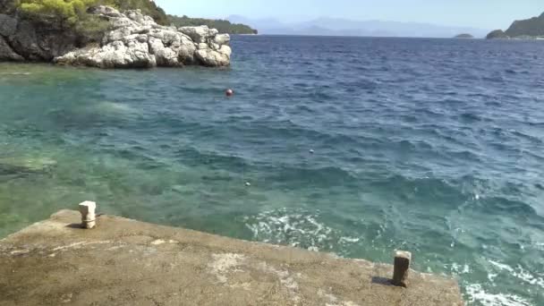 Vlny Narážející Betonové Molo Výklenku Ostrově Mljet Chorvatsko Jaderském Moři — Stock video