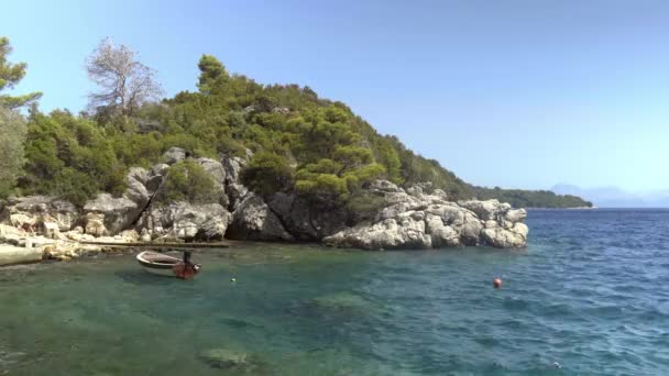 Mljet Adası Ndaki Bir Oyukta Yalnız Bir Tekne Adriyatik Denizi — Stok video