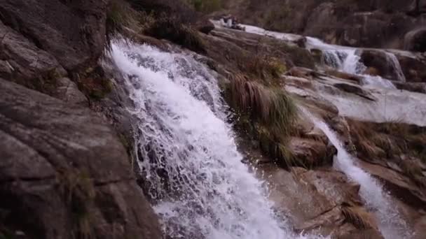 Langzame Pan Van Trapsgewijze Waterval Slow Motion Medium Shot — Stockvideo