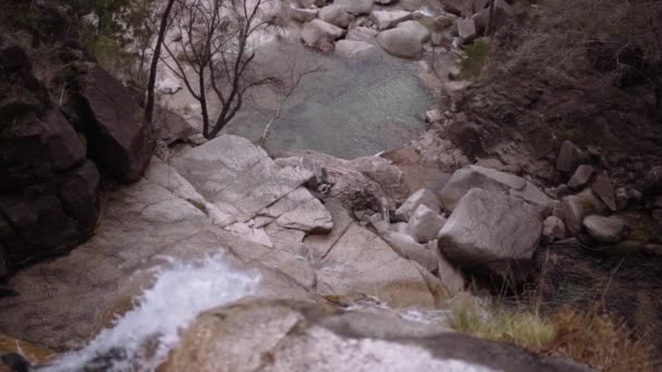 Gimbal Enthüllt Zeitlupe Von Teich Fuße Des Wasserfalls — Stockvideo