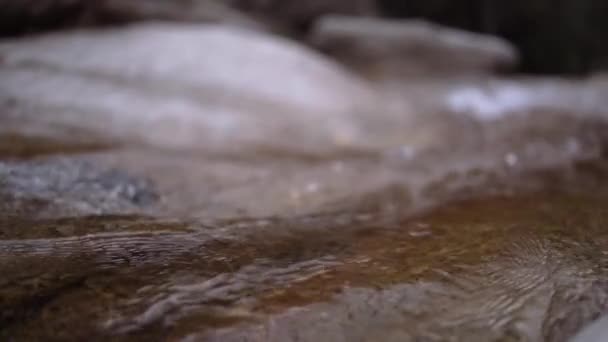 Verfolgung Von Zeitlupentempo Des Wasserfallstroms Zum Falloff Point — Stockvideo