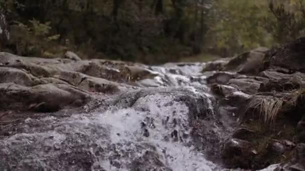 Jib Slow Motion Shot River Rapids Water Splashing Rock — Stok Video