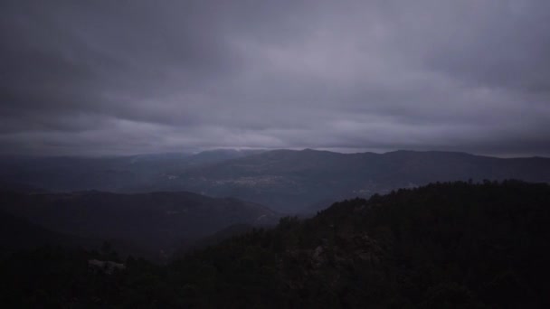 Moody Mountains Hajnali Felhős Serpenyő — Stock videók