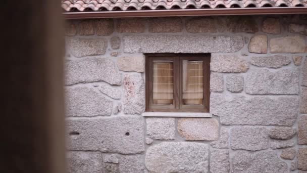 Holzrahmenfenster Einem Alten Steinhaus Rutsche Enthüllen — Stockvideo
