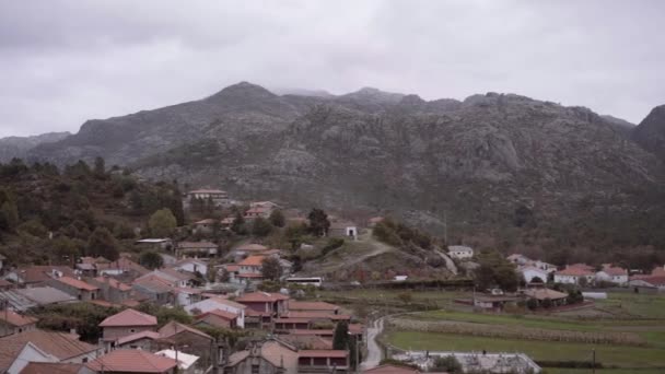 Kleines Rustikales Dorf Fuße Eines Berges Einem Bewölkten Tag — Stockvideo
