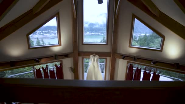 漂亮的白色婚纱 红新娘的女装挂起 — 图库视频影像
