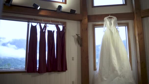 美しいタイムレスクオータースリーブホワイトウェディングドレス上のディスプレイ — ストック動画