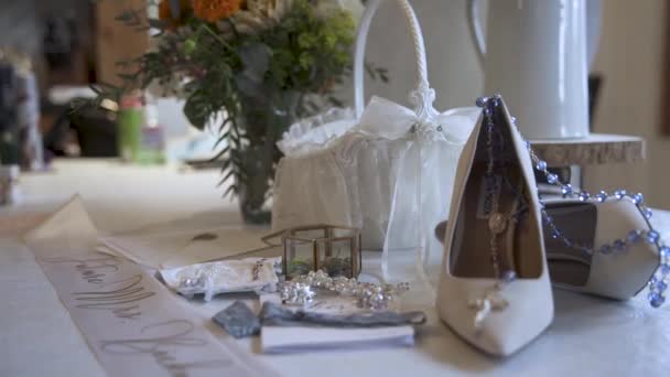 Concepto Del Día Boda Configuración Elegante Zapatos Novia Bastante Decorativos — Vídeos de Stock