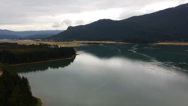 Alaska Lake Vista Serena Naturaleza Con Silueta Árboles Montañas — Vídeos de Stock