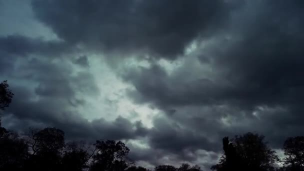 Lage Zware Wolken Passeren Lucht Een Timelapse — Stockvideo