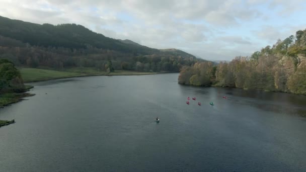 Canoisti Loch Tummel Una Mattina Autunno Perthshire Scozia Volare Sopra — Video Stock