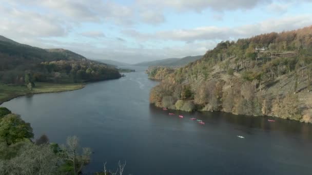 Kajakarze Loch Tummel Jesiennego Poranka Perthshire Szkocja Lecąc Nad Jeziorem — Wideo stockowe