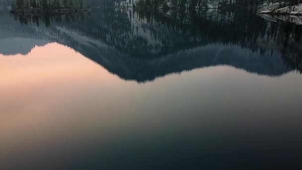 Desvelando Amanecer Con Montaña Junto Lago Una Hermosa Escena Que — Vídeo de stock