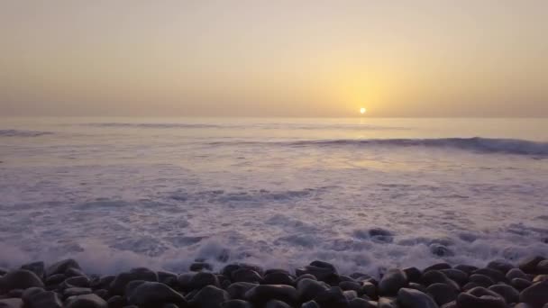 Niesamowity Świecący Pomarańczowy Zachód Słońca Nad Skalistą Plażą Małymi Falami — Wideo stockowe