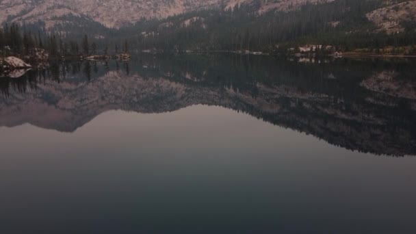 遠くの湖と山の景色の恐ろしい移動ショット 湖からの美しい反射でグレンピークを見ることができます — ストック動画