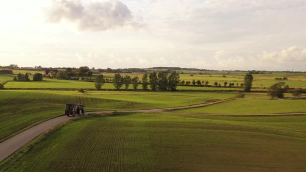 Traktor Mengemudi Melalui Bidang Swedia Selatan Difilmkan Dengan Drone — Stok Video