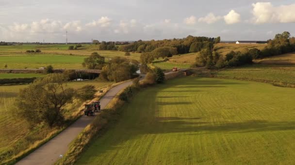 Tractor Conduciendo Través Campos Sur Suecia Filmado Con Dron — Vídeos de Stock