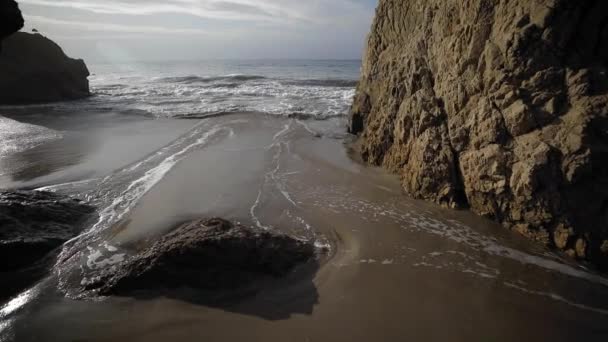Вода Рухається Скелях Під Час Припливу — стокове відео