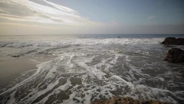 Хвильові Дії Через Пляж Ель Матадор Малібу Каліфорнія — стокове відео