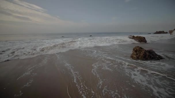 Κάμερα Όλη Την Παραλία Όπως Παλίρροια Τροχαίο — Αρχείο Βίντεο
